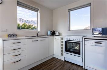Modern, bright and warm in Lower Shotover, Queenstown - Queenstown