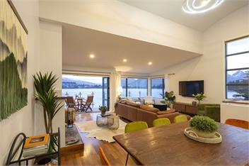 Livin' on Lake Time | Waterfront Accommodation - Queenstown
