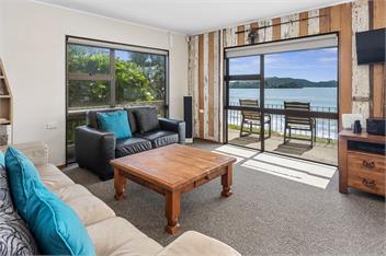 High Water Beach House, Absolute Beachfront - Whangarei