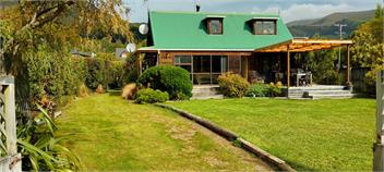 MOANANUI LODGE. Relax Heaven ! 15 sec stroll to beach Views frm every window - Banks Peninsula