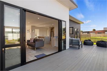 Modern Family Bach (Bachcare) - Waihi