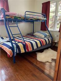 Sunny Bach minutes to beach, golf, park. Perfect for large families or two families! - Masterton