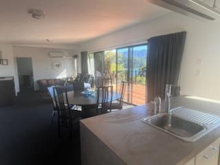 Kenepuru - Great Deck view and Easy Access to Secluded Beach - Marlborough Sounds