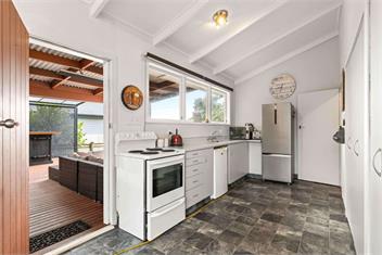 Sunny Coastal Retreat in the Heart of Whangamatā - Whangamata