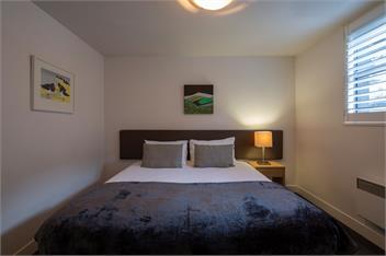 Queenstown Lakefront – 3BR Apt, Balcony & Parking - Queenstown