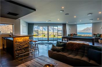 Castle Cliff Lodge | Sauna, Spa Pool + Games Room | Amazing Views - Queenstown