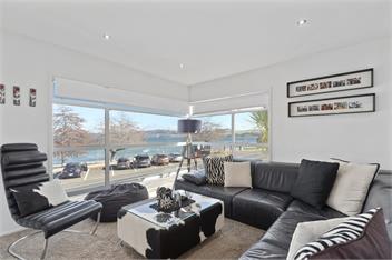 Ultimate Lakefront Location with Hot Tub - Taupo