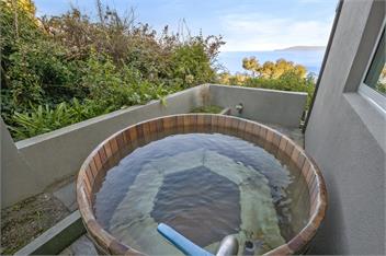Linger Lakeside - Luxury Home above the Lake - Taupo