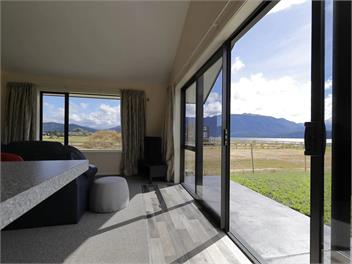 Whitestone Cottage - Te Anau Lakefront - Te Anau
