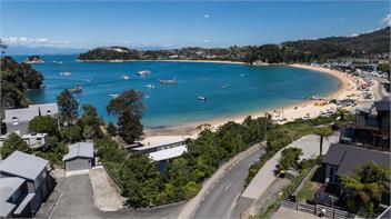 Kaiteriteri Beach House - Renovated & Steps from the Beach - Tasman