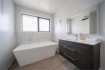 Breaksea Basecamp (Bachcare) - Te Anau