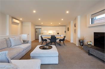 Stylish 2-BR Home, Scenic Balcony, Key Amenities - Queenstown