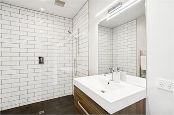 Elegant Lakeview Escape at Battery Hill - Queenstown