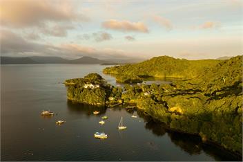 Thule View with Car available - Stewart Island