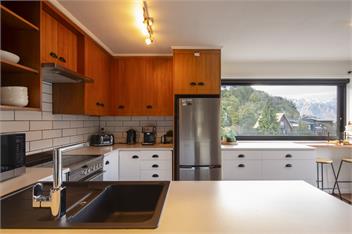 Sunshine Bay Stay | Lake Views & Cosy Fireplace - 