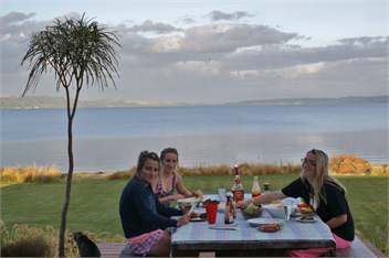 Lounge to Lake - Water's Edge, Lake Rotorua - Rotorua