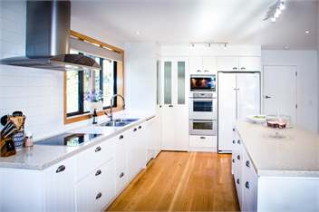 Wanaka Tree & Lake House - BEST Lake Front Location - Wanaka