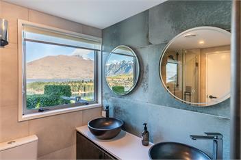 Castle Cliff Lodge | Sauna, Spa Pool + Games Room | Amazing Views - Queenstown