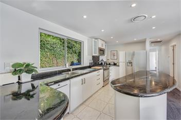 Nelson Beachfront Luxury Apartment - Nelson