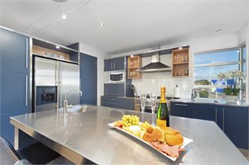 Ultimate Lakefront Location with Hot Tub - Taupo