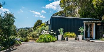 FRENCHMANS HILL Winemakers Cottage : COAST AND COUNTRY - Waiheke Island