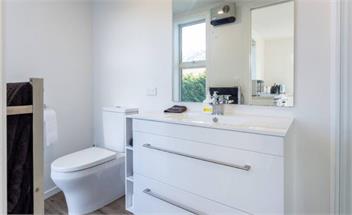 Modern, bright and warm in Lower Shotover, Queenstown - Queenstown