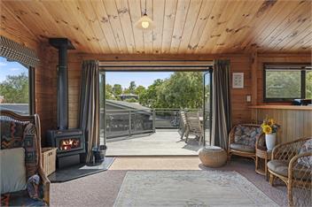 The Kinloch Lake House - 72 steps to the Lake! - Taupo