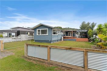 Sunny Coastal Retreat in the Heart of Whangamatā - Whangamata