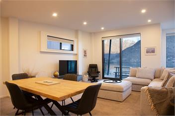 Stylish 2-BR Home, Scenic Balcony, Key Amenities - Queenstown