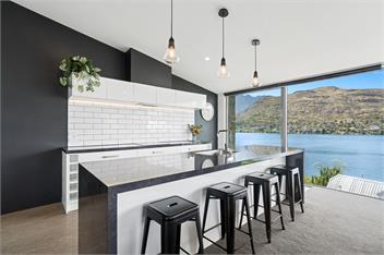 Elegant Lakeview Escape at Battery Hill - Queenstown