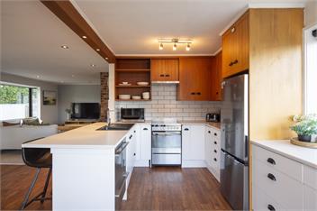Sunshine Bay Stay | Lake Views & Cosy Fireplace - 