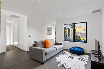 Riverside Retreat - spa pool, table tennis, riverside! - 