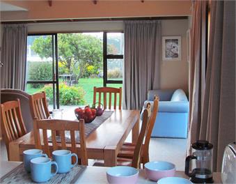 MOANANUI LODGE. Relax Heaven ! 15 sec stroll to beach Views frm every window - Banks Peninsula