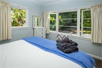 Hop, Skip and Jump to the Lake (Bachcare) - Te Anau
