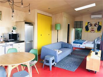 Stylish pool house with starter breakfast  - Christchuch 