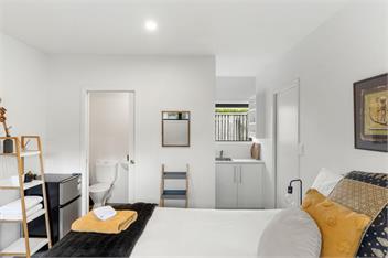 Beverley Hills Studio Apartment - Shared Pool & Spa Pool - Whangamata