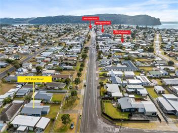 Sunny Coastal Retreat in the Heart of Whangamatā - Whangamata