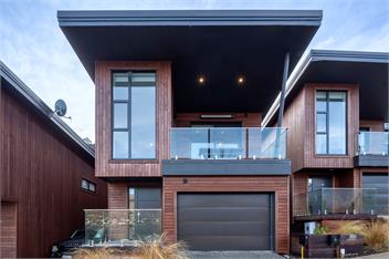 Stylish 2-BR Home, Scenic Balcony, Key Amenities - Queenstown