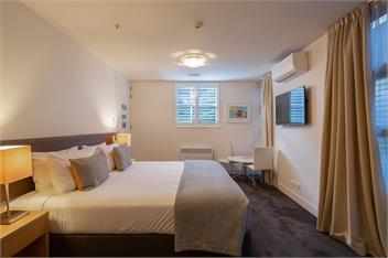 Queenstown Lakefront – 3BR Apt, Balcony & Parking - Queenstown