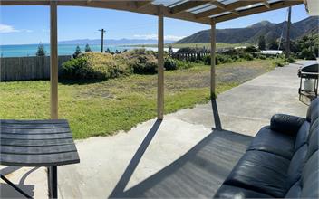 Ngawi Seaview Bach - Ngawi