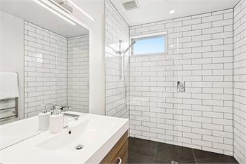 Elegant Lakeview Escape at Battery Hill - Queenstown