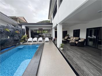 Runway Retreat by the Mountains - Nikao