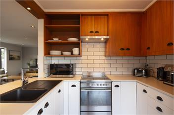 Sunshine Bay Stay | Lake Views & Cosy Fireplace - 