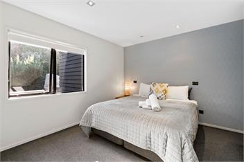 Riverside Retreat - spa pool, table tennis, riverside! - 