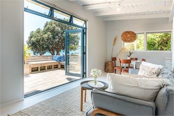 ONETANGI WATERFRONT BACH - Waiheke Island