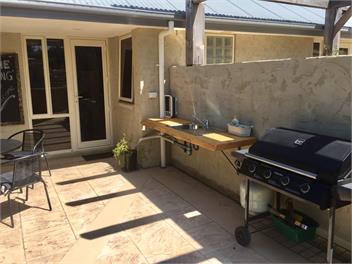 Swallow Gardens Retreat - 'Swallow's Wing' Apartment - Rangiora