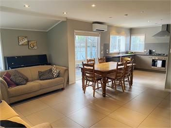 Orewa Beach House....seconds to beach - Orewa