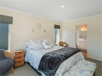 Hawk Hill Getaway (Bachcare) - Cooks Beach