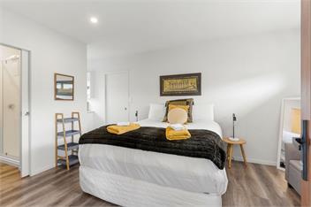 Beverley Hills Studio Apartment - Shared Pool & Spa Pool - Whangamata