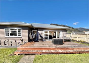 Golden Deck Getaway - Nelson